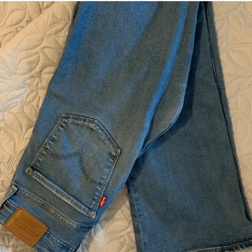 Jätte fina lågmidjad levis jeans som är i jätte bra skick med inga skador som inte kmr t användning 💕. Jeans & Byxor.