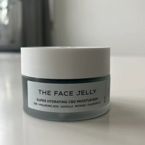 Ansiktskräm från Mantle - Ansiktskrämen The face Jelly från Mantle, super hydrating, 50 ml. Helt oöppnad, säljer utifrån att jag beställde fel produkt. Nypris 750 kronor, mitt pris 250 kronor. 