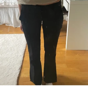 Kostymbyxor  - Super fina lågmidjade kostymbyxor från bikbok i modellen ”Vera” använt dom fåtal gånger, dom är lite förstora så de är därför jag säljer🥰 Skriv för frågor❤️