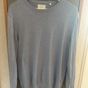 Bläck tröja - Riktigt snygg bläck tröja! Skön färg perfekt till sommaren! skick 5/5. nypris 599kr mitt pris 299kr