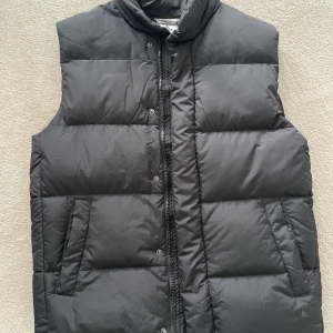 Väst - Väldigt fin väst till våren/sommaren. Aldrig använd, köpt i intersport för 749, men inte använt pga en annan väst jag fått i present. Pris kan diskuteras, vid andra frågor är det bada att höra av er. 