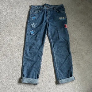 Jeans med märken - Blåa jeans med några märken här och där 