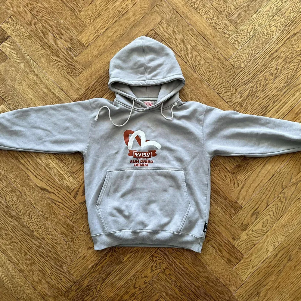 Superfin hoodie, som jag kanske har använt fem gånger. Väldigt bekväm och bra passform. Nypris: 4000kr Evisu är ett japanskt klädesmärke, med fokus på jeans, T-tröjor men även på kostymskrädderi, som skapades av den japanske designern Hidehiko Yamane. Hoodies.