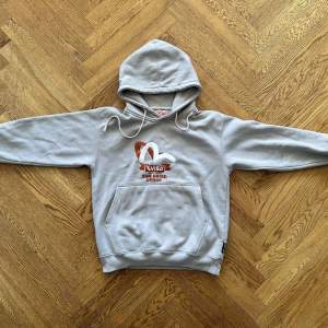 Superfin hoodie, som jag kanske har använt fem gånger. Väldigt bekväm och bra passform. Nypris: 4000kr Evisu är ett japanskt klädesmärke, med fokus på jeans, T-tröjor men även på kostymskrädderi, som skapades av den japanske designern Hidehiko Yamane