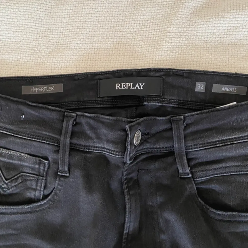 Riktigt schyssta replay anbass hyperflex jeans i mycket bra skick🍾🍾Rekommenderar starkt och dessutom är jeansen i slim nypris: 1800 vårt pris: 499🍾🍾vid snabb affär kan priset diskuteras 🍾🍾. Jeans & Byxor.