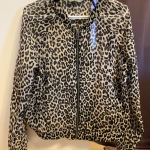 Jättefin tunn kofta/tröja - Begagnat skick men fortfarande fin! Strl 146/152. Koftan är i skirt material och man ser genom den. En jättefin sommarkofta!  Katt finns i hemmet (allergivänlig ras).