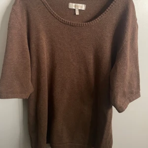 Stickad t-shirt  - Superfin brun stickad t-shirt från New house, köpt på NK för 600kr