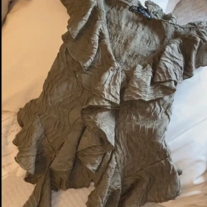 Zara blus - Säljer denna fina gröna volangblus från zara. Använd endast en gång. Strl S. Passar mig som brukar ha fr XS-M