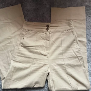 Beiga kostymbyxor  - Jättefina kostymbyxor från kapphl i strl S men passar även  M. Köpt för 359kr säljer för 189kr Pris kan diskuteras vid snabb affär 😊