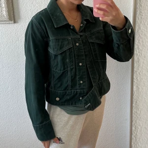 Jacka - Riktigt fin jacka från NA-KD i mörkgrönt jeansmaterial med vita sömmar, storlek 36.