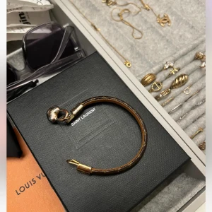 lV armband  - Kvitto och box tillkommer. Armbandet har tagits hand om väl men trots det har guldplstteringen gått av lite, inget jag personligen stört mig på eller som man lägger märke till när man bär armbandet dock. Armbandet kostar ca 4000 så tar ej emot prut!
