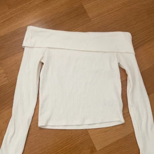 Off sholder tröja - Säljer denna fina off shoulder tröjan❤️