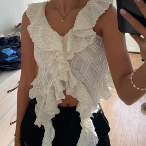 Vit Top Zara - Vit topp från Zara med volang detaljer. Lappen är bortklippt men skulle säga strl XS❣️