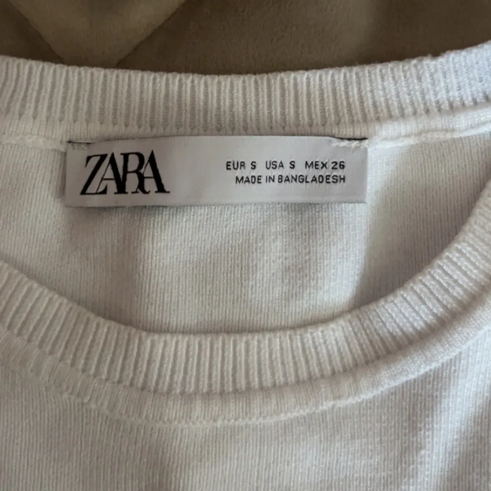 Säljer denna vit kortärmade tröjan som inte kommer till användning, bra skick!. T-shirts.