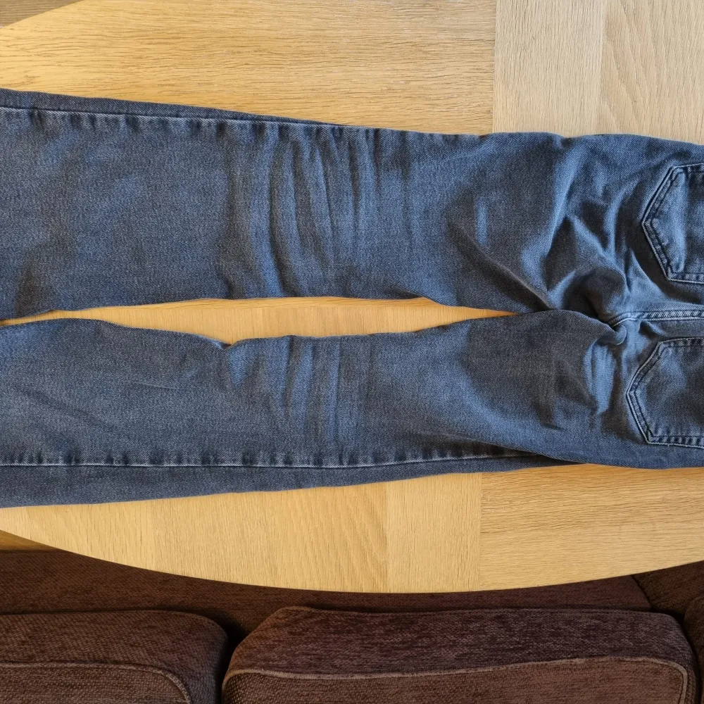 Grå bootcut jeans från Gina tricot strl 34 passar mig som har W25. Innerbensläng ca 71 cm och passar dig som är runt 155 cm. Jag är 154 cm. Normal midja.. Jeans & Byxor.