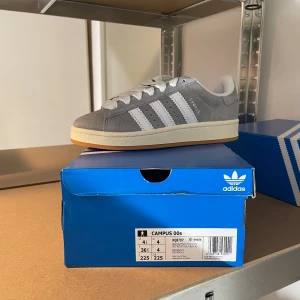 Adidas Campus 00 - Jag säljer ett par helt nya gråa adidas campus 00, i storlek 36 2/3. Snören och kvitto finns, skriv vid intresse.