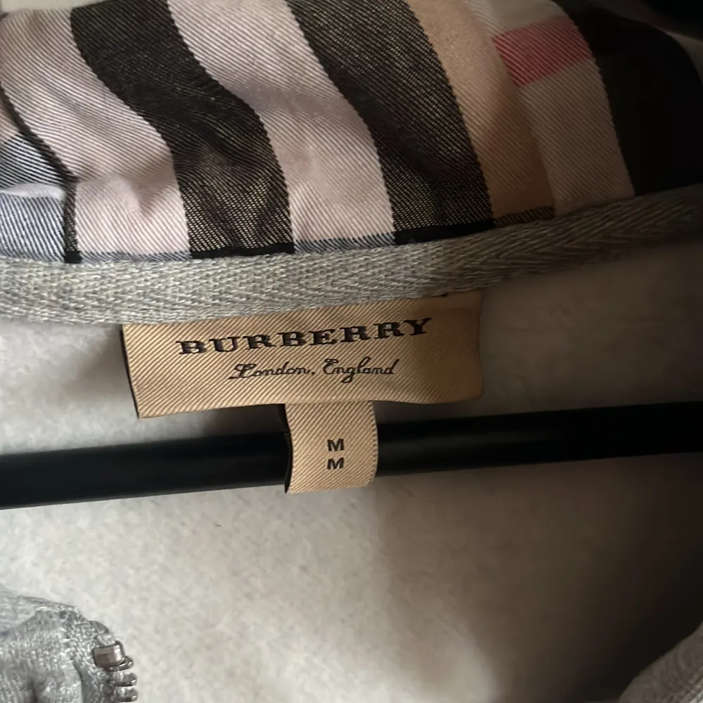  Säljer min brors Burberry hoodie som självklart är äkta. Han köpte den för 2 månader sen på NK och vill sälja den då den inte riktigt är hans stil. Skriv om ni har frågor såsom äkthetsbevis.!! Storlek M kan passa S. Vid snap affär kan pris diskutera. Hoodies.