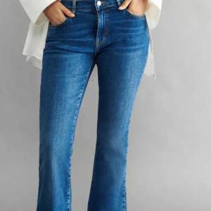 Low waist bootcut jeans från Gina tricot i storlek 36, väl använda men inga större defekter. Köpta för 500kr
