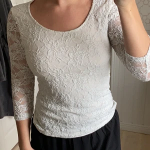 Spetstopp - Säljer nu denna 2 otroligt fina spetstoppar med trekvartsarmar. Märket är amisu. Säljes i både vitt och gammalrosa. Är i stolrek s och väldigt sköna att ha på sig! 220kr för en, 400 för båda. 