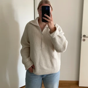 Stickad tröja med dragkedja - Stickad tröja från hm🤍Är i storlek XL, men tycker det är något missvisande och sitter som på bilderna på mig som vanligtvis har M☺️