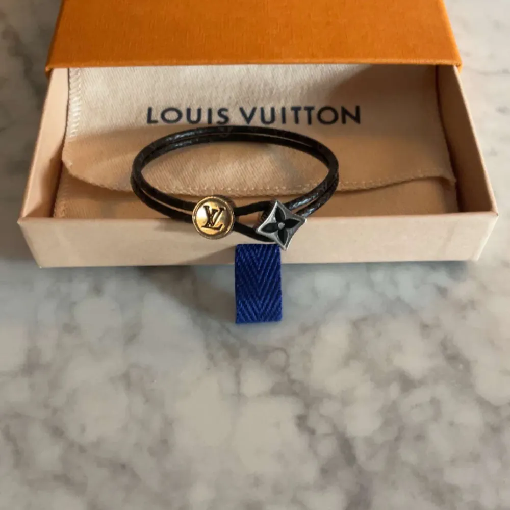 Armband från Louis Vuitton, ny pris 3500 köpt för 4 månader sedan från deras hemsida (kvitto finns). Sparsamt skick, hör av dig om du har någon fråga!. Accessoarer.