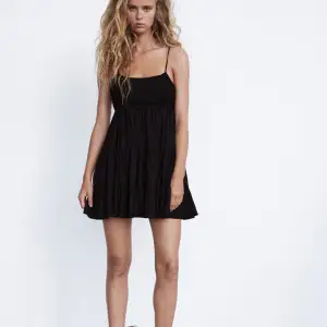 (Säljer den svarta) superfin klänning från zara, säljer då jag aldrig fått användning av den💘💘 inga defekter eller liknande 
