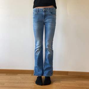 Jag säljer dessa lowaist bootcut jeansen från Calvin Klein. Nypris: runt 800kr mitt pris 499kr. Jeansen har ingen storlek på dig utan bara att de 12 åringar skulle säga att de är 146. De är i fint skick utan defekter. Hör av dig vid frågor om mått.