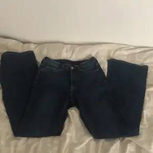 Flare jeans från H&M,ALDRIG användna tyvärr,för stora för mig,mått:36 vet ej benen själv är jag 170 så kan skicka bild. Minns ej original priset 