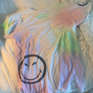 Jätte fin smile t-shirt💘 - Säljer min jätte fina t-shirt! Köpt för 199 kr och jätte bra skick!💘