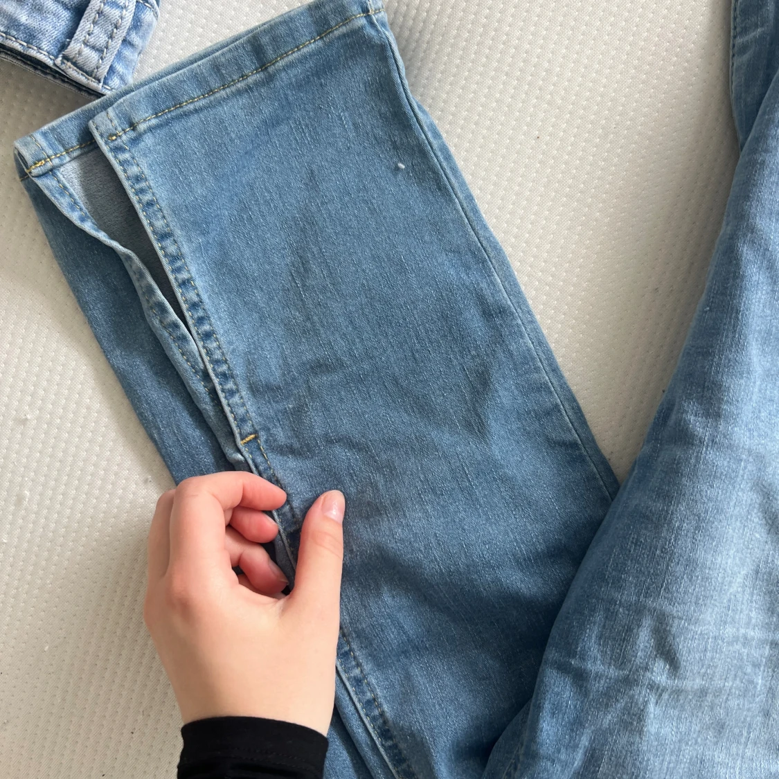 Ljusblåa jeans med slit  - 92
