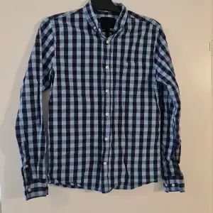 Rutig ljusblå skjorta från lager 157. Knappt använd. Storlek: S
