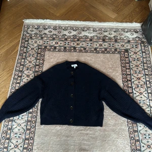 & other stories kofta - Kofta från & other stories, säljer då jag sällan används. Har används sparsamt. Den är marinblå med bruna knappar.