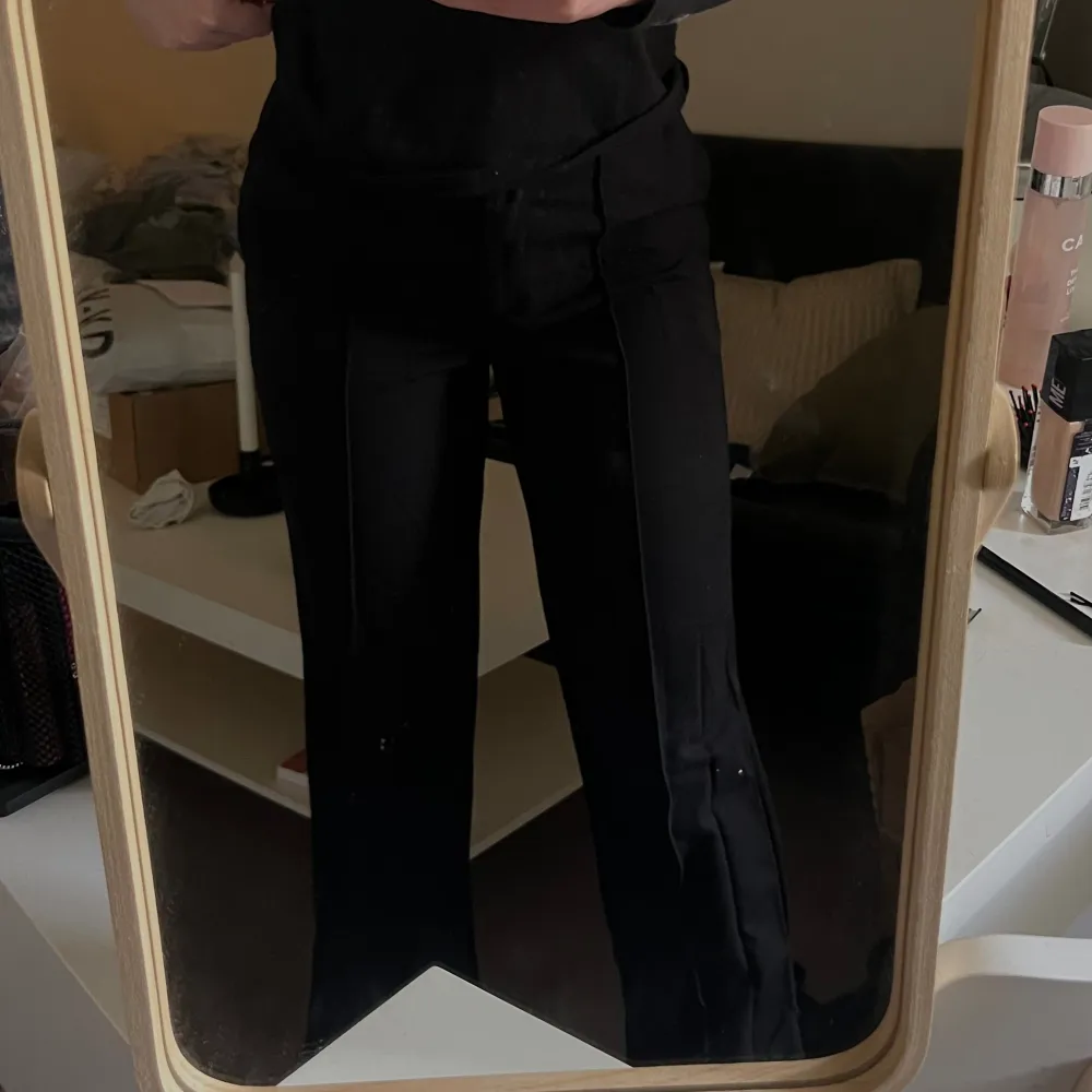 Svarta kostymbyxor från NAKD i storlek 38, använda många gånger men har ingen tecken på defekter. Säljer plagget pga att det inte passar mig längre!. Jeans & Byxor.