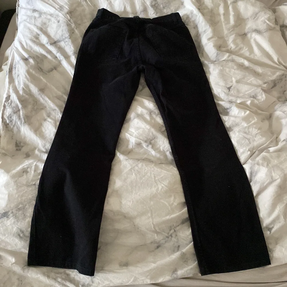 Ett par svarta raka lågmidjade jeans i längd 34 och justerad i midjan till 30. Väldigt fina på men säljer vidare för dem sitter lite för tajt kring låren. Jeans & Byxor.