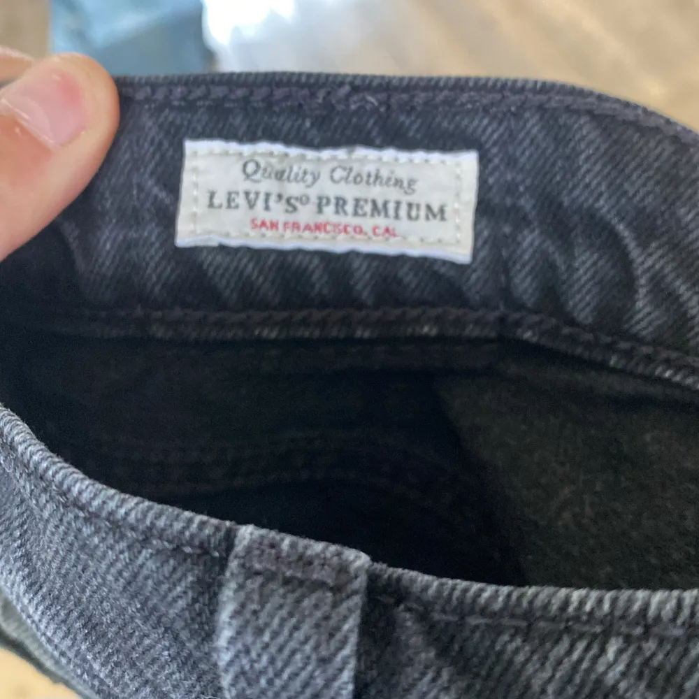 Hej säljer ett par Levis jeans baggy för billigt pris. Skicket på dem är jätte bra inte alls slitna för dem är knappt använda. Skriv för fler frågor. Mvh Noah . Jeans & Byxor.