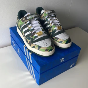Adidas Bape skor - Säljer nu mina Adidas bape skor i storlek 42. Skick: oanvända. Hör av dig vid frågor eller funderingar 