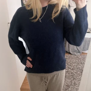 Stickad tröja - Marinblå stickad tröja. Tröjan är i egentlig storlek M men jag råkade tvätta den fel å därav motsvarar den nu snarare en storlek S.