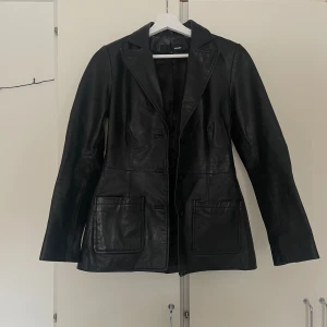 Skinnjacka - Jacka i äkta läder! I toppenskick men lite skrynklig nu för den har legat i en flyttkartong🤪 Köpt på tradera för ett år sedan. Jag älskar den men den är för liten så använder den aldrig! Köpt på second hand för 500 kr