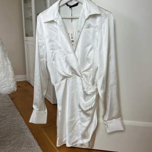 En vit silkesklänning ifrån Zara. Aldrig använd så därav är prislappen kvar💗