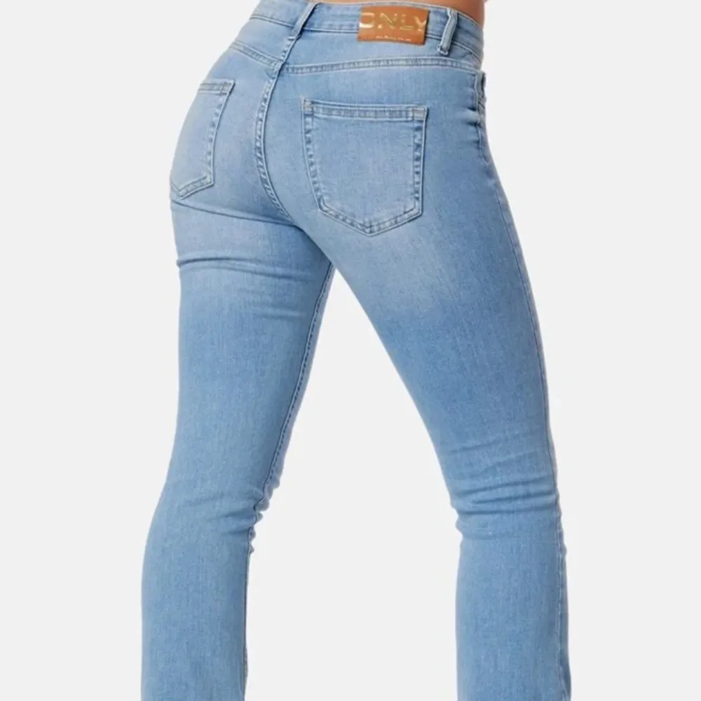 Säljer dessa skit snygga jeansen från only! De är använda så har lite defekter (skriv för egna bilder)!💕köpta för ca 500kr💗. Jeans & Byxor.