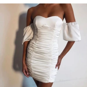 Studentklänning - Säljer min studentklänning i storlek S men passar även xs. Klänningen är från meshki. Använd endast en gång, under min student. 