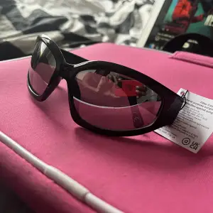 Solglasögon från ASOS i futuristisk Y2K stil med spegelglas. Helt nya och oanvända.