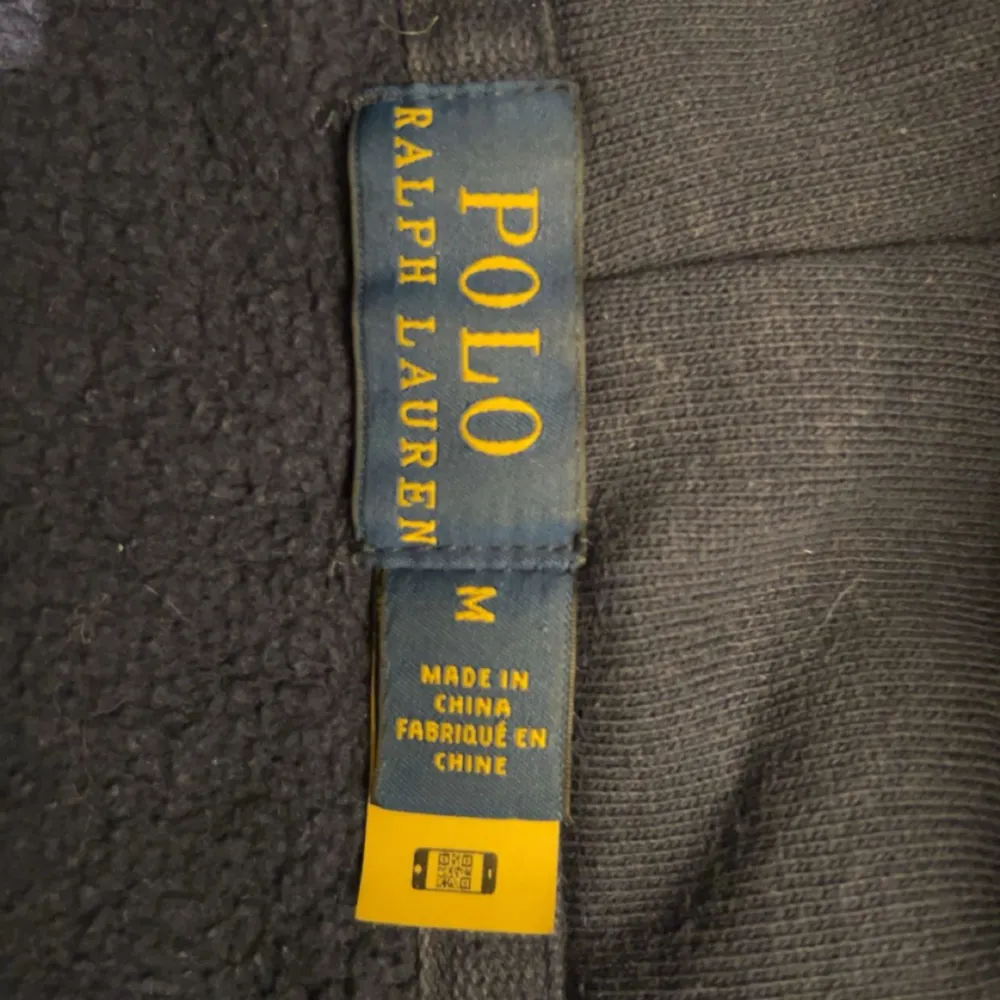 Zip hoodie från Ralph lauren i storlek M men sitter bra på mig som vanligtvis har S. Köpt på nk i somras men endast använd vid fåtal tillfällen. Säljer då den inte kommer till användning Pris kan diskuteras  Nypris:2195. Hoodies.