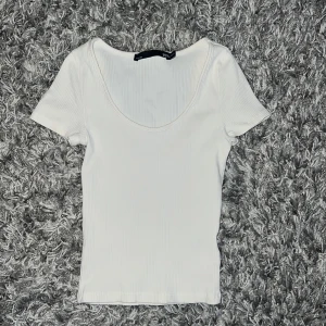 Vit tröja - Jätte fin Uringad tröja, inte riktigt min stil så säljer den💘