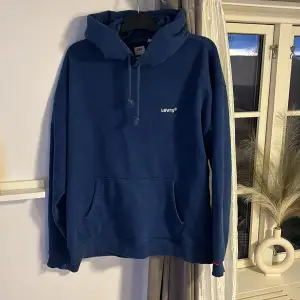 Säljer en fin mörkblå Levis Hoodie i storlek XL. Hör gärna av er vid funderingar eller fler bilder 🥰