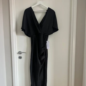 Balklänning  - Super fin och elegant balklänning som tyvärr inte kom till användning🤍 nypris 1200! 