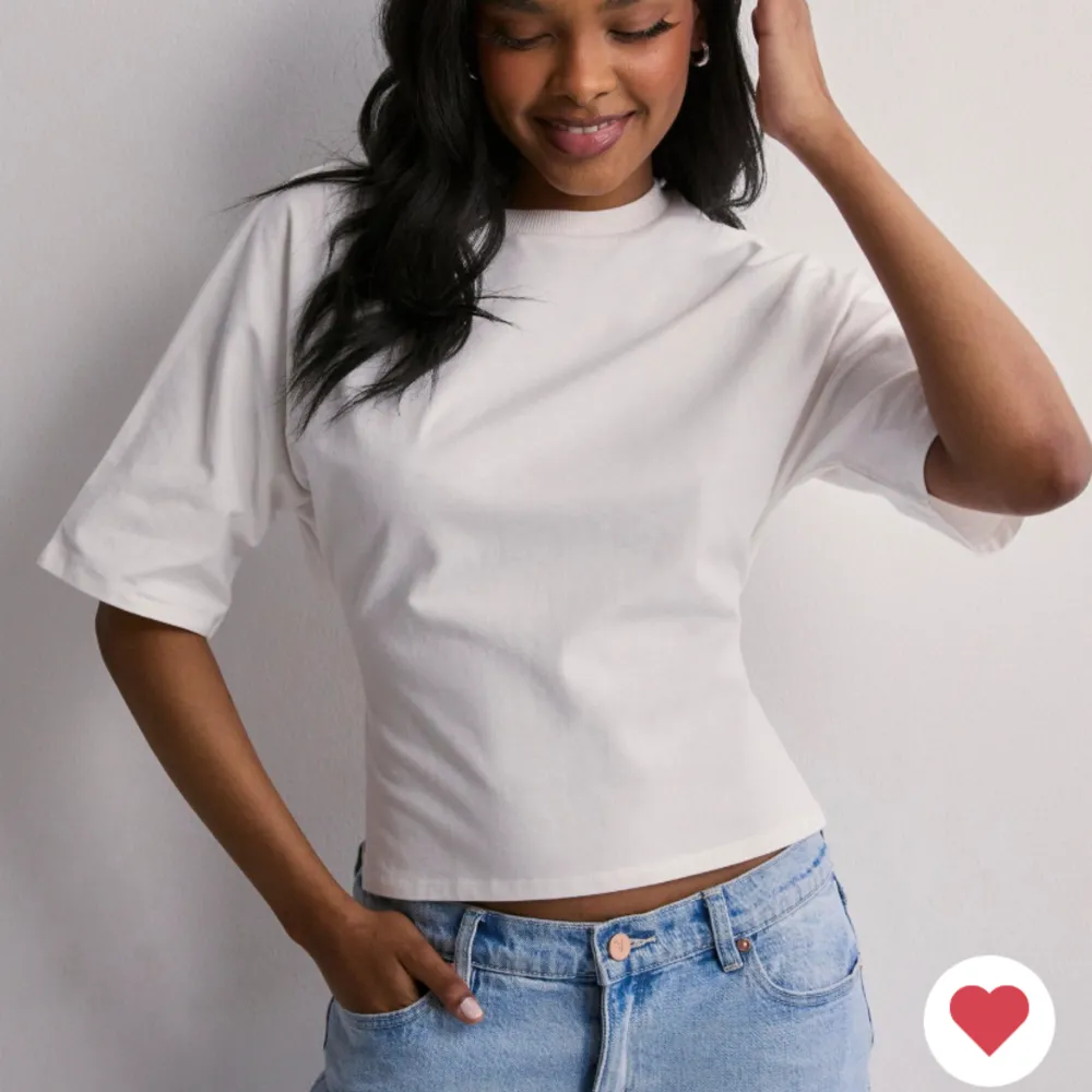 SÖKER!! Söker denna tröja ifrån Nelly i storlek XS, hör av dig om du säljer❤️. T-shirts.