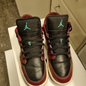 Air Jordan 1 Low SE Dark Beetroot Black Roma Green i storlek 39  - Andvända jordans men ändå i bra skick. Kosstar 2500 kr nya 