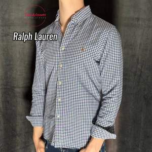 Säljer nu denna sjukt snygga Ralph Lauren skjortan som passar perfekt nu till soligare väder☀️. Skjortan är i topp skick och har inga defekter! Modellen är 185 cm och väger 81 kg!💯