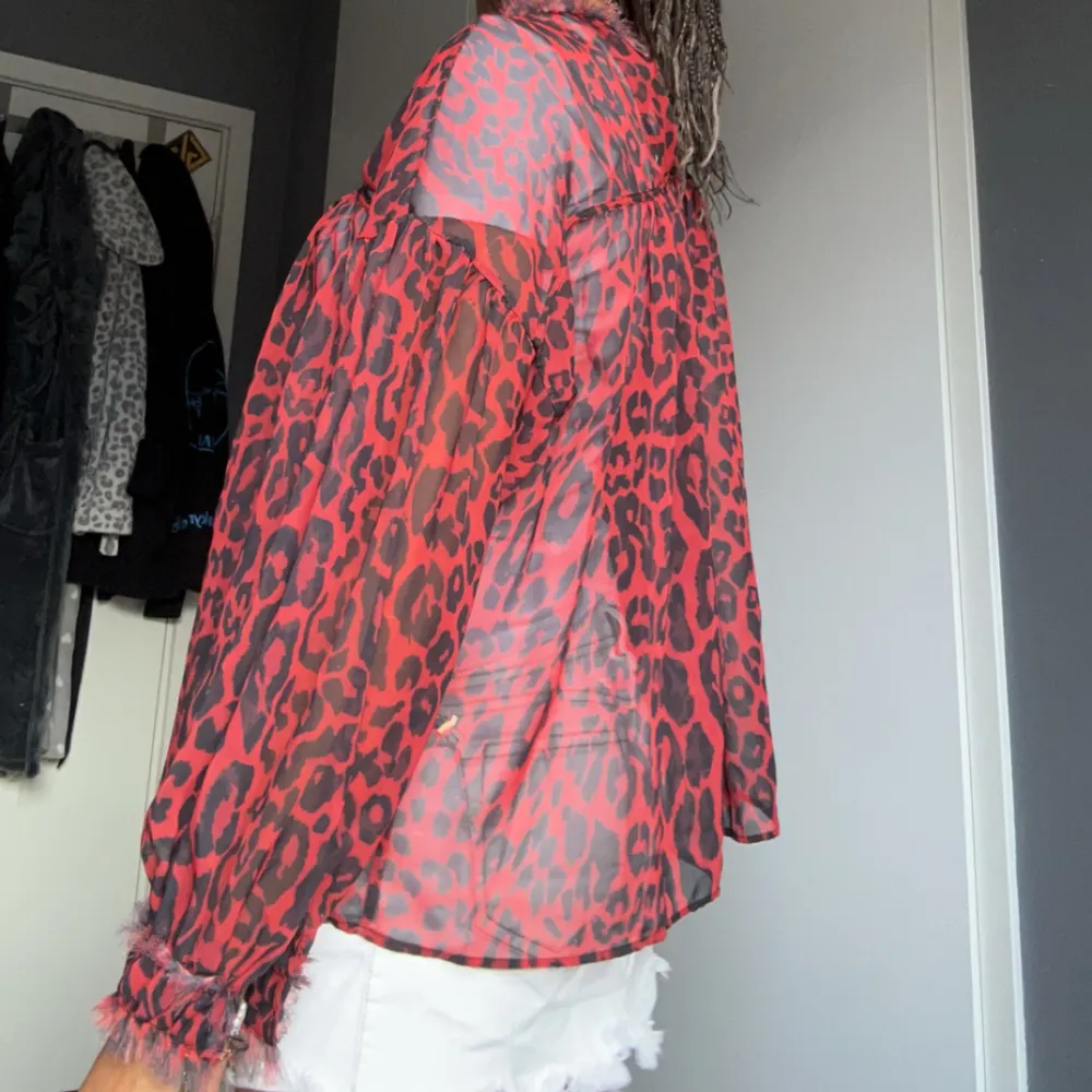 Säljer min röda leopard topp/blus från zara då den inte kommer till användning och jag rensar min garderob!💞 Den är ganska genomskinlig och på bilderna har jag en T-shirt under!💞Pris kan diskuteras!💞. Blusar.